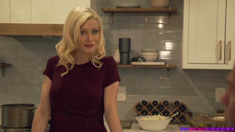 StepSiblings Caught: Come riempire la tua sorellastra e la sua amica - S15:...