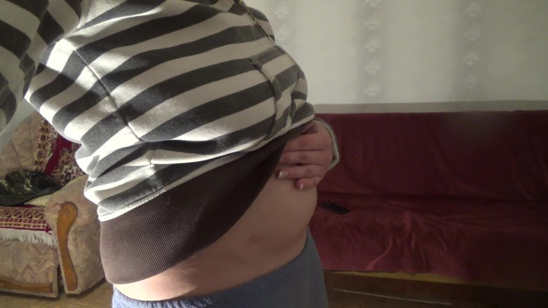 Sexy Milf: Kate n'aime pas faire pipi dans les toilettes !