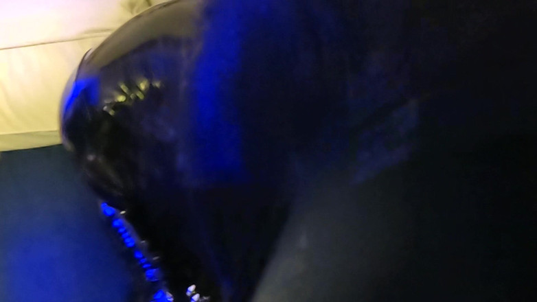 Tranny Bunny: Lateks tavşan travesti büyük yarak emiyor deri bdsm