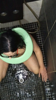 Sexi ehefrau nimmt riesige ladung pisse ins gesicht