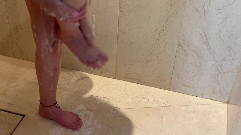 Axel Dan: मैं अपनी पत्नी को स्नान करते हुए पकड़ता हूं और वह मुझे उकसाने लगती है