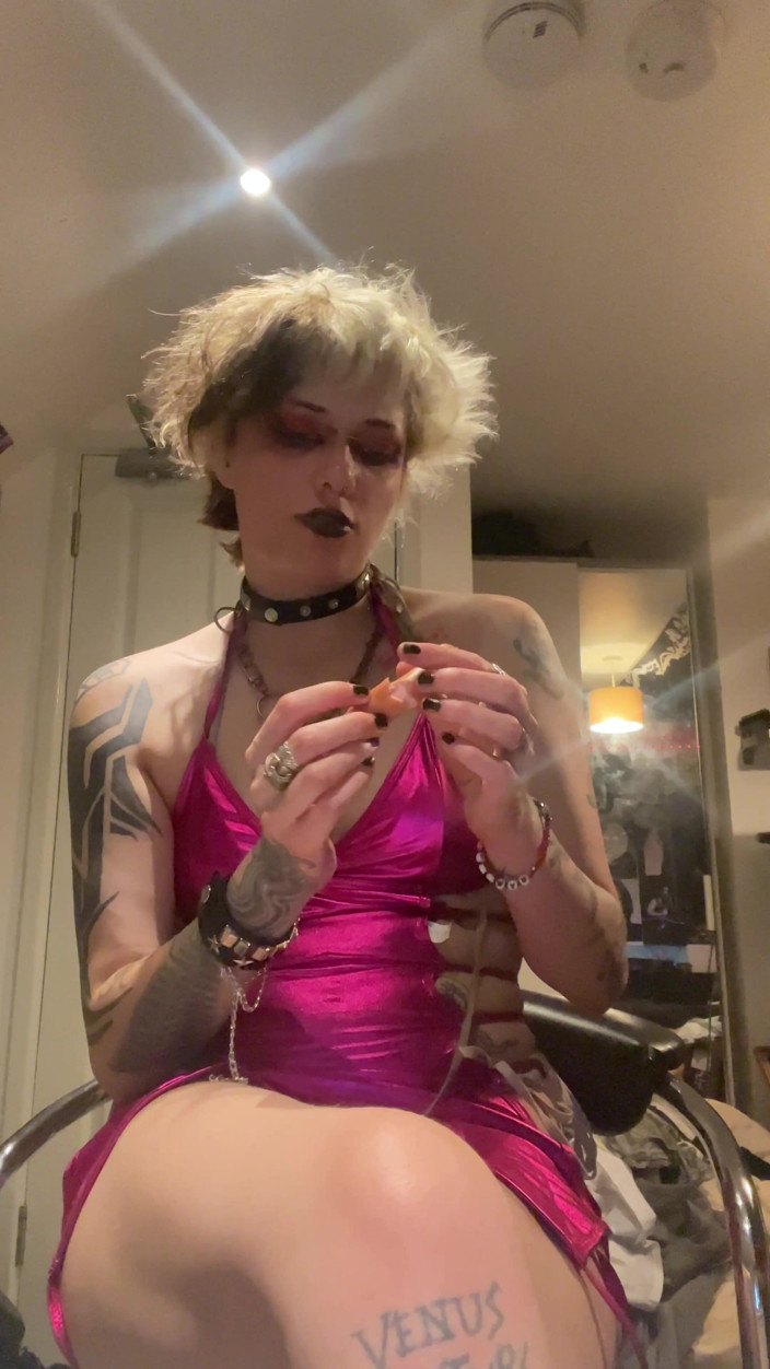 Glitterqueen1999: Got przyjaciel zostaje przyłapuje cię na szarpaniu i odcina