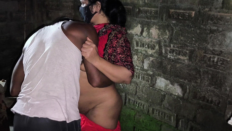 SAFI TV: おばさんがとても熱い体勢で座っているのを見て、抱きしめてアナルを突き始めました