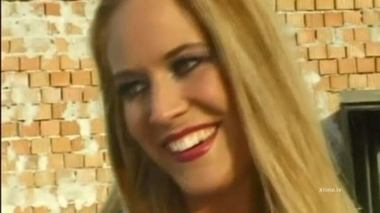 Monster Cocks: Sexy blondine in schwarzen strümpfen gangbang in einem schneiderlabor!