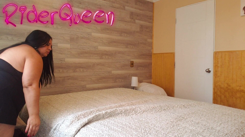 Riderqueen BBW Step Mom Latina Ebony: Milf gordinha faz cama