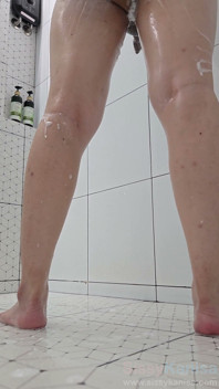 Sissy Kanisa si prstí zadek při sprchování