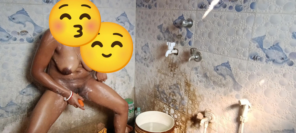 Bengalibeauty96: Взятие тайной ванной соседей бхабхи и мастурбирует с морковкой.... Pani Nikal Gaye... оргазм со сквиртом