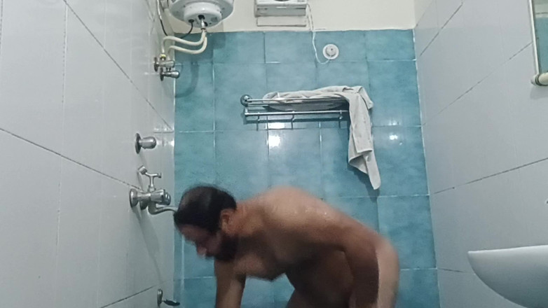 Daddy Dude: Un Papa Indien Nu Profite D’une Douche Torride Et Exhibe...