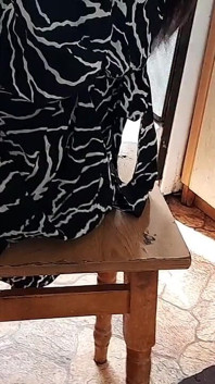 Guardo la mia vicina masturbarsi in cucina e mi unisco a lei
