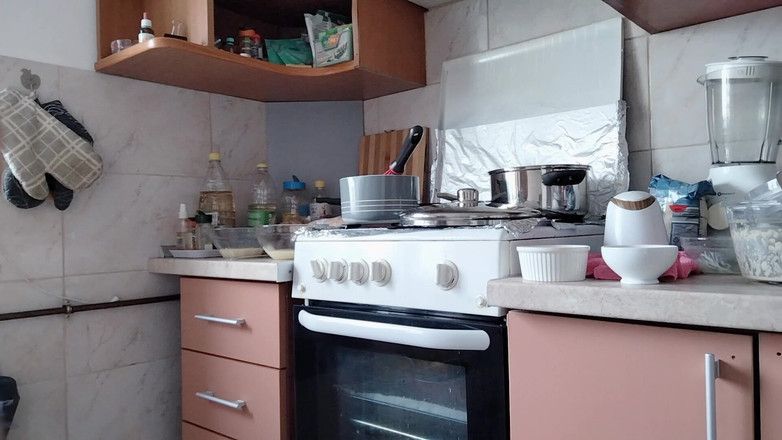 Amateur_MS: Esposa nua sexy preparando comida na cozinha Morena peluda, bunda...