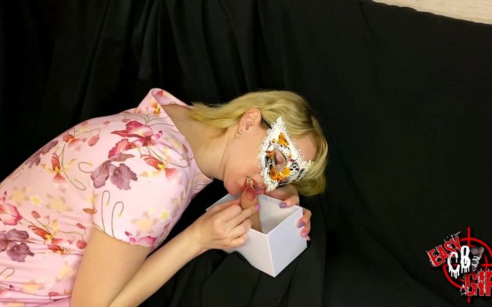 AnnyCandyPainboy: Sexy milfka otevírá dárek a přeje komunitě veselé Vánoce