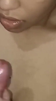 큰 엉덩이와 자연의 젖탱이로 내 갈색 머리 따먹은 후, 비디오를 녹화하고 필터링해 달라고 부탁해