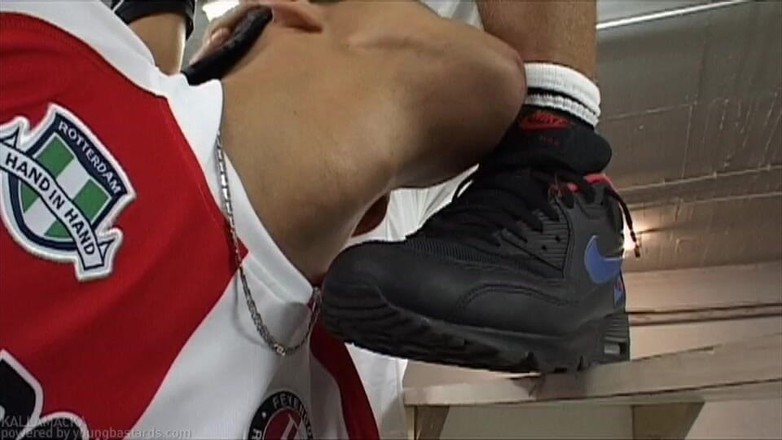 Young Bastards: 거친 차고 섹스