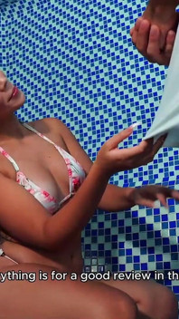 Güzel bir esmer mükemmel yuvarlak götü ve ıslak, sıkı amcığıyla sauna tamircisinin büyük yarağını alıyor