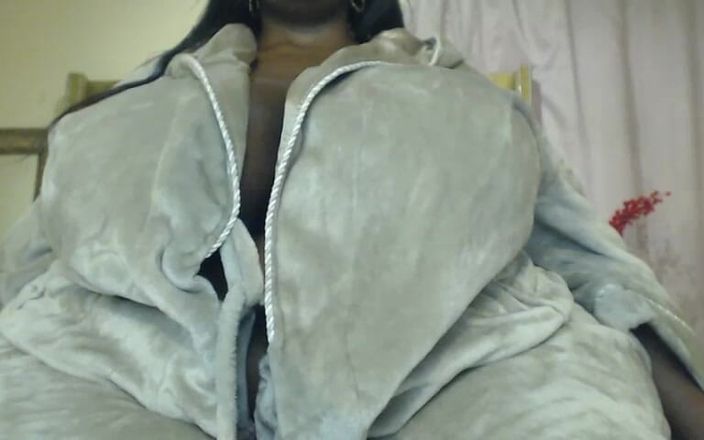 Legendary Booty Overdose: बड़ी गांड वाली सांवली अपने मोटे स्तनों को छेड़ती और हिलाती है