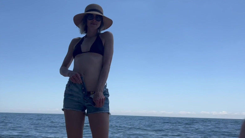 Serenity Cox: 남편과 그의 친구가 더블 질싸로 끝나는 해변에서 따먹히는 마누라