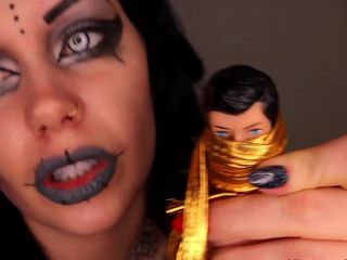 Goddess Misha Goldy: आप लाइव वेबसाइट पर अगली मॉडल के पास गए और वह बहुत अजीब तरीके से तैयार की गई और अजीब मेकअप तैयार की गई