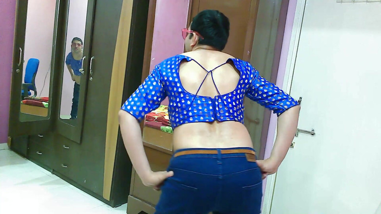 Cute & Nude Crossdresser: Carino sissy travestito femboy Sweet Lecca-lecca in jeans di jeans...