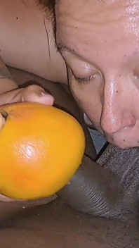 von BBC mit grapefruit, lutscht seine eier