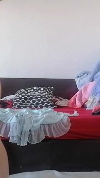 Moglie amatoriale che balla nuda per la casa, capezzoli grandi, culo grosso.