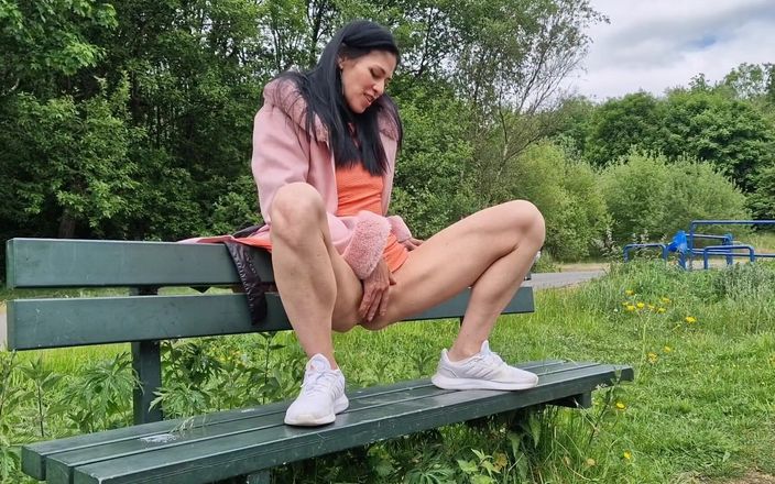 Nicky Brill: Pisse nue