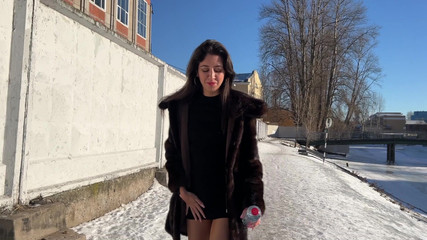 Katty West: Furcoat ve naylon külotlu çoraplı güzel çiş ıslatma çaresizliği