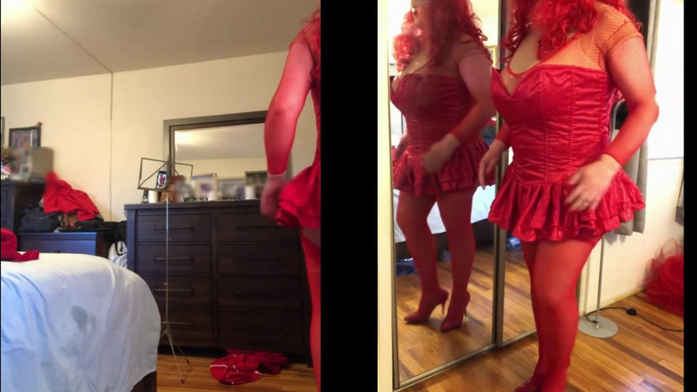 Deanna Doll: Deanna cd doll si spoglia, usa dei dildo e spara...