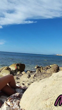 Främlingar fångade min fru röra och knulla min stora kuk på en nakenstrand
