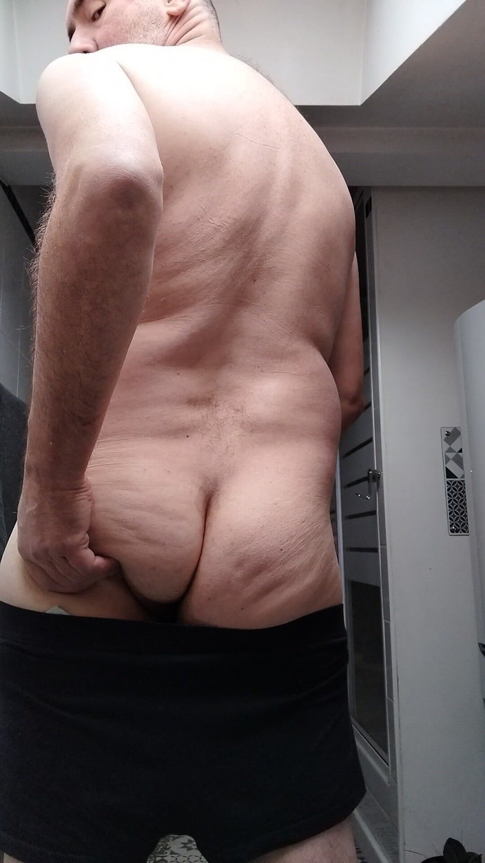 AnaMkeith: Mă masturbez în baie în timp ce clanul meu mă așteaptă...