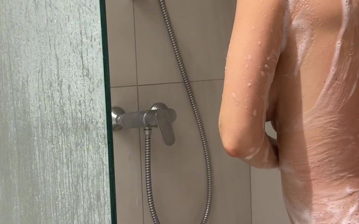 Stella Cardo: 샤워하는 포르노 여배우를 엿보고 싶으신가요?