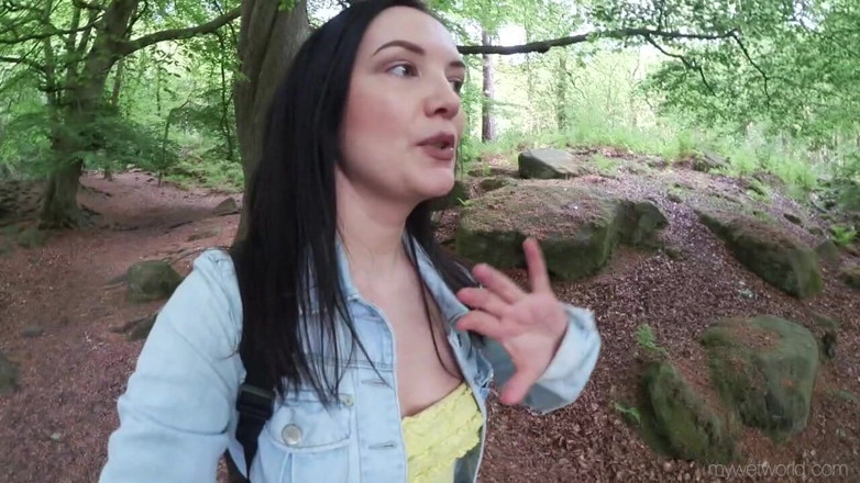 Faye Taylor: Відчайдушно хочу пописати в лісі No2