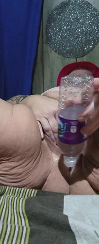Une pute se fait baiser par une bouteille en prenant plus