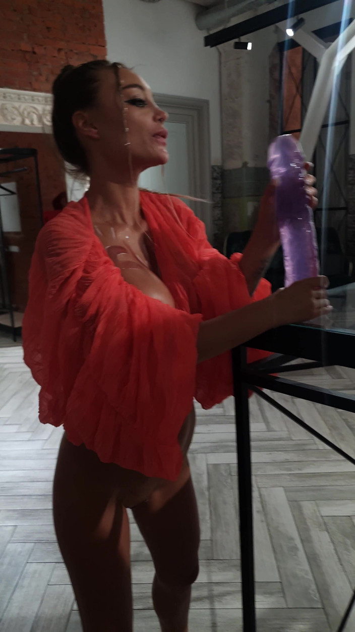 Monika Fox: La dolce monika fox in abito così sexxxy gioca con...