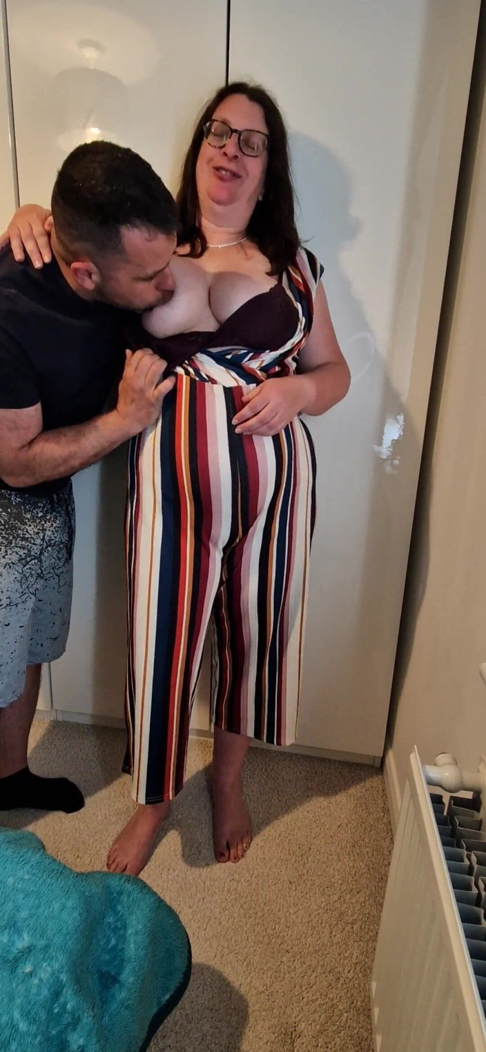 MrLoverMan: Красивая Sexxxymomma трахнули ее волосатую киску, батплаг в ее заднице и немного анала со спермой на ее больших сиськах!