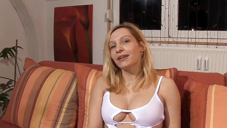 Lesbian Stories: Adorável lésbica madura está agradando oralmente sua amiga