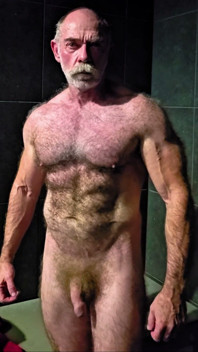 Dilf păroasă care își expune fizicul