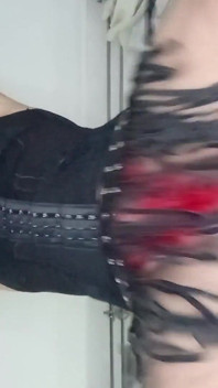 Crossdresser spaniol care călărește cocoșul