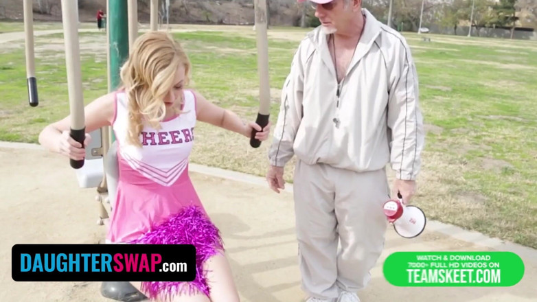 Daughter Swap: Daughter Swap - Niegrzeczna nastolatka uwodzi swojego najlepszego przyjaciela tatę, dając...