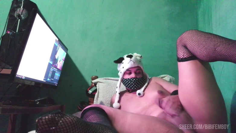 Sissy sapeca studio: Puszczalska tranny z dużym tyłkiem, rozkładając nogi i masturbując się...
