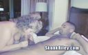 Skunk Riley: Милфу Victoria трахнул с большими сиськами огромный черный скунс Riley White сучка
