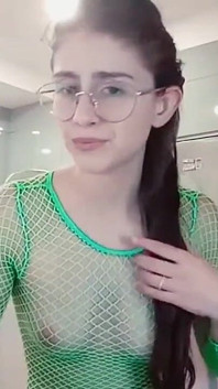 Meludahi kontolmu kencing dua kali dengan sepatu hak tinggi selama pertunjukan live