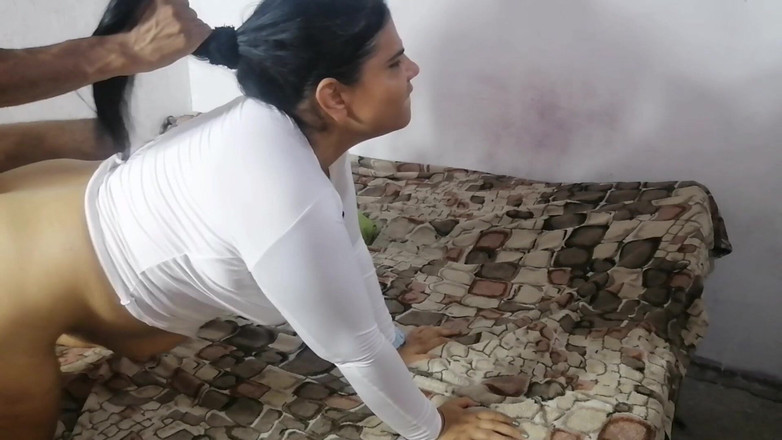 Adribella69: 変態の継母がマッサージを手伝ってくれたのに、結局私は彼女とセックスして顔に精液をしてしまいました