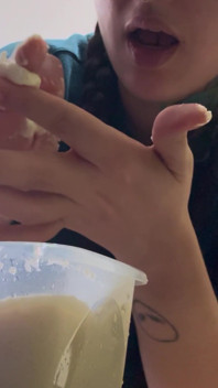 Giganta hace arepas y se las come delante de su pequeña amiga