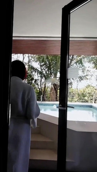 Douche nue sur le hijab dans la piscine