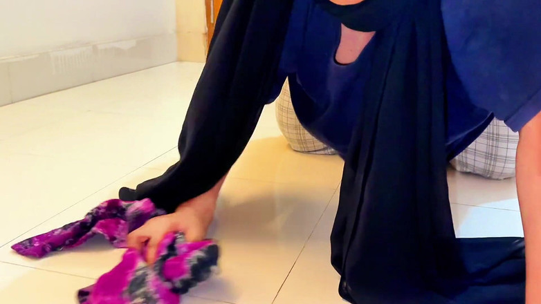 Aria Mia: 티 테이블 안에 갇힌 큰 엉덩이 이슬람 섹시한 새엄마와 낯선 사람이 애널 섹스를 원해 - 넓은 보지