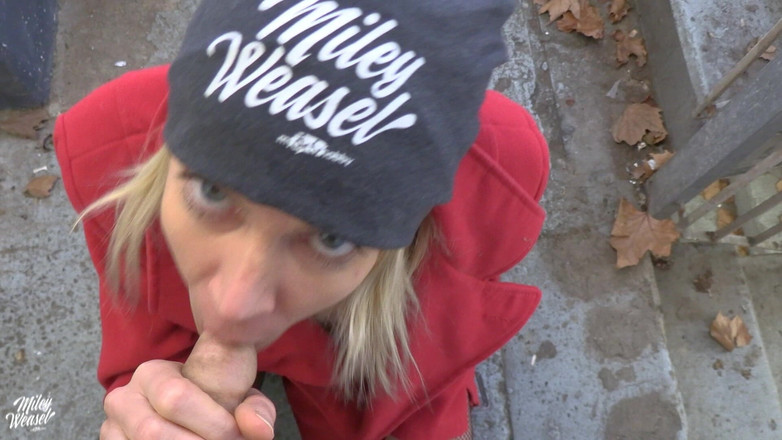 Miley Weasel: Nadržená blondýnka šuká Hunk Hunk ošukaná na parkovišti