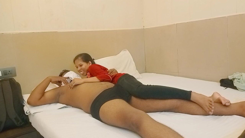 NikiRathod: Dia tidak bahawa rakannya menontonnya. Si Dia Semasa Menghisap Batang...
