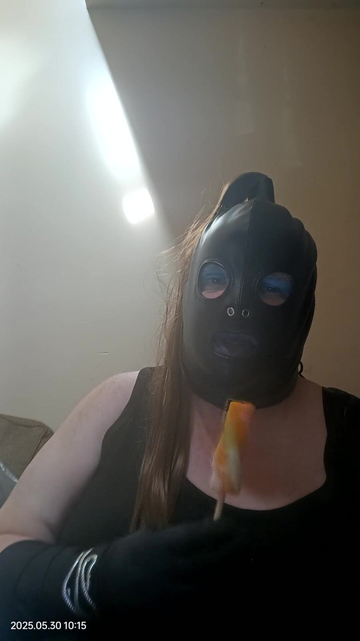 Stephanie-Nicole-TV: Cewek pedesaan ini lagi asik dan es lolly sambil ngomongin...