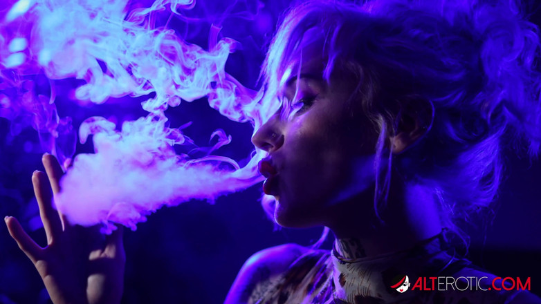 Alt Erotic: Kitty quinn lagi asik merokok malam-malam sama cewek hot rambut...