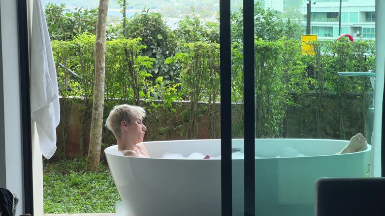 Sandro Jenner: Twink Mandi Dan Memanggil Ayah Tirinya Untuk Bercinta Dengannya